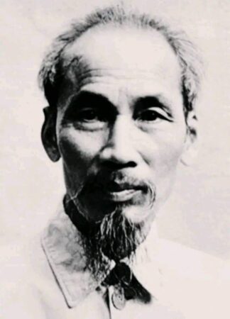 هو تشي منه (باللغة الفيتنامية: Hồ Chí Minh) (19 مايو 1890 – 2 سبتمبر 1969) هو الرئيس الأول لفيتنام الشمالية منذ 1945 حتى 1969 ورئيس الوزراء منذ 1945 وحتى 1955 ومؤسس الدولة الفيتنامية الشمالية ورائد النهضة القومية في الهند الصينية ينتمى إلى أسرة فقيرة معدمة. رفاقه كانوا يدعونه «العم هو اللطيف». هاجر إلى بريطانيا للعمل هناك عام 1914، خاض مع رفاقه حروًبا محدودة ضد الاستعمار الفرنسي لبلاده 1917. التحق بالحزب الشيوعي الفييتنامي وأسّس جريدة الأبرياء وأصبح عضوًا فاعلًا في الحزب.
